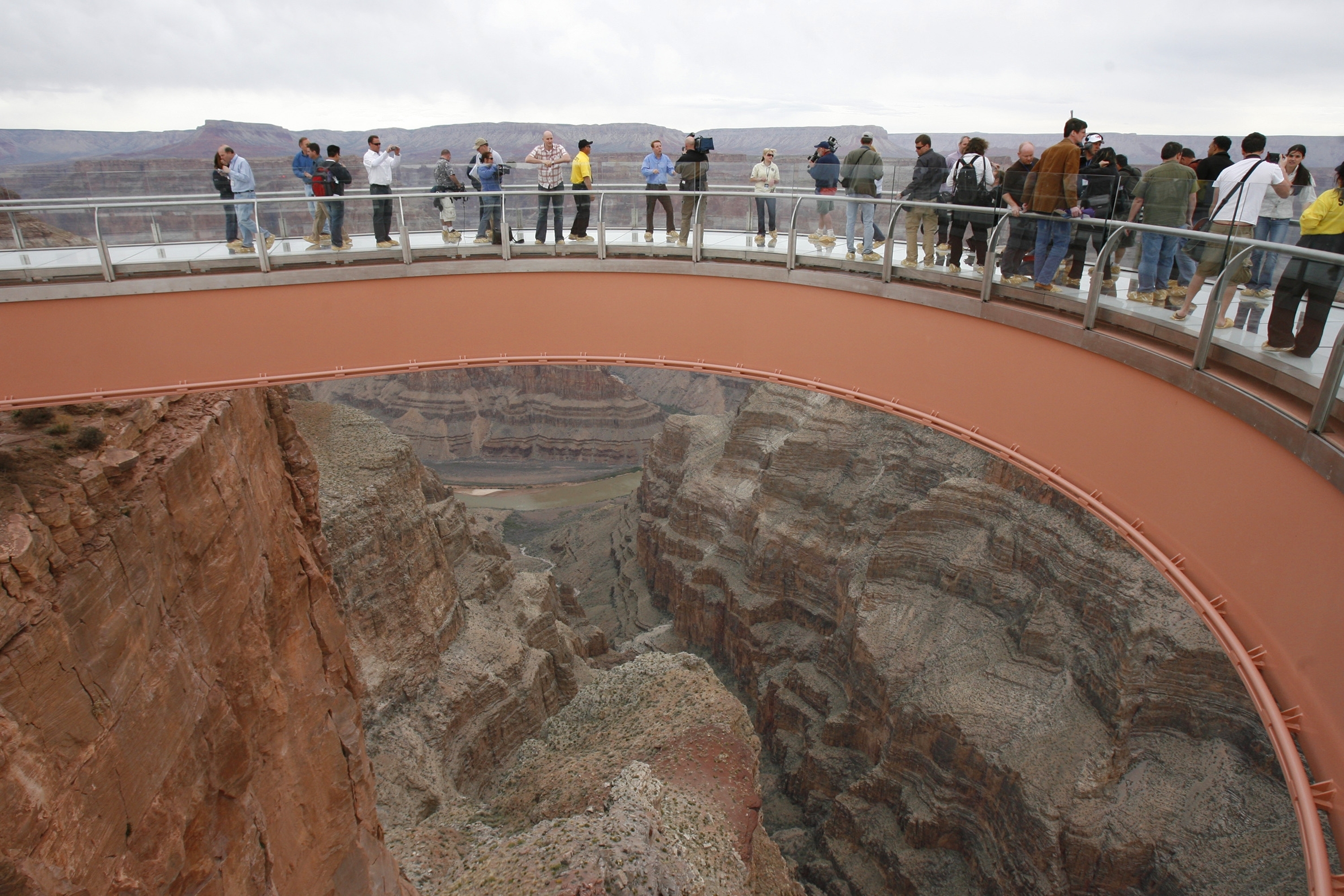 Official Man Jumps To His Death At Grand Canyon Skywalk