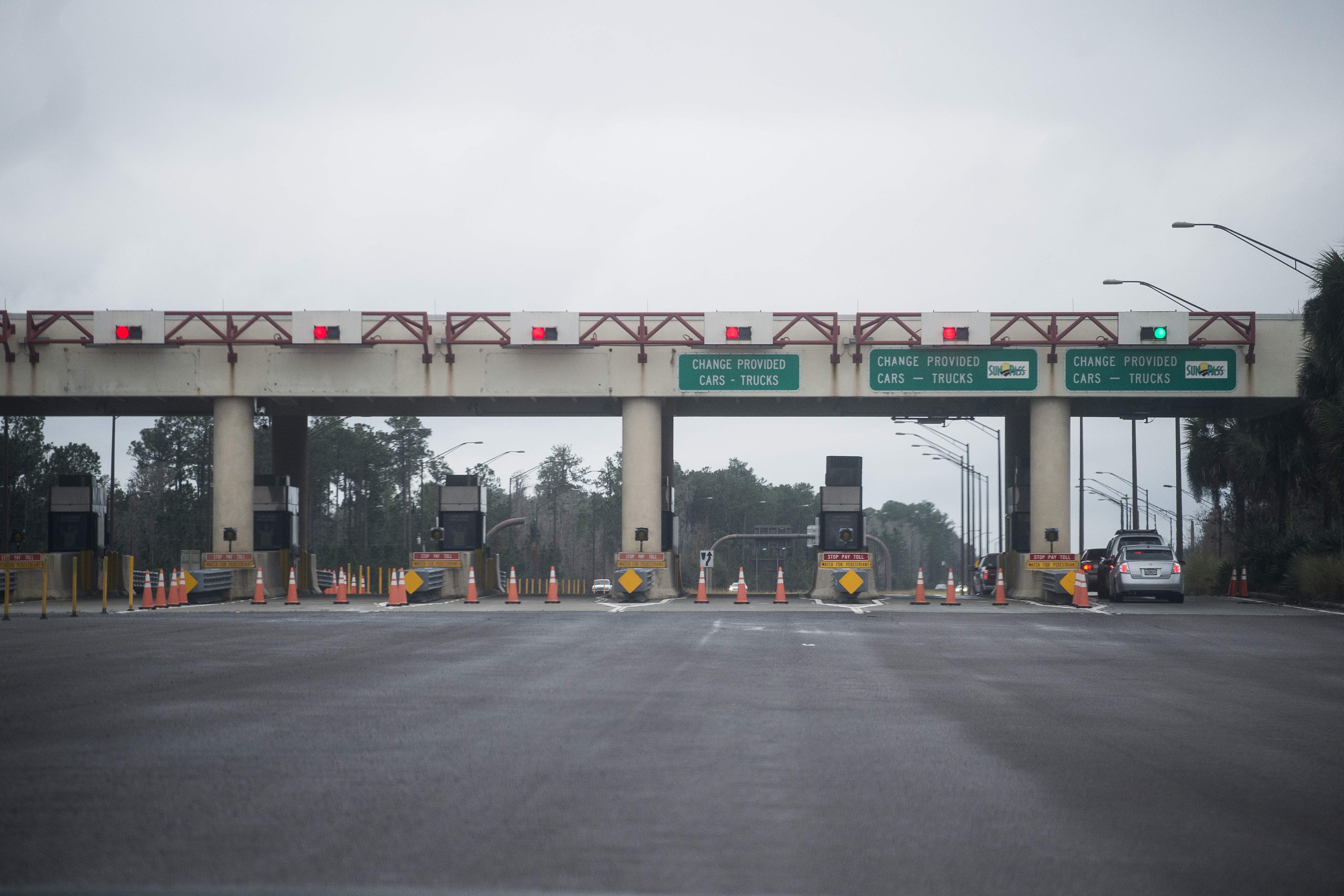 A small line of cars forms in the only available toll lane on the Suncoast Parkway on Jan. 27, 2016, in Tampa. (Times | 2016) A small line of cars forms in the only available toll lane on the Suncoast Parkway on Jan. 27, 2016, in Tampa. (Times | 2016)