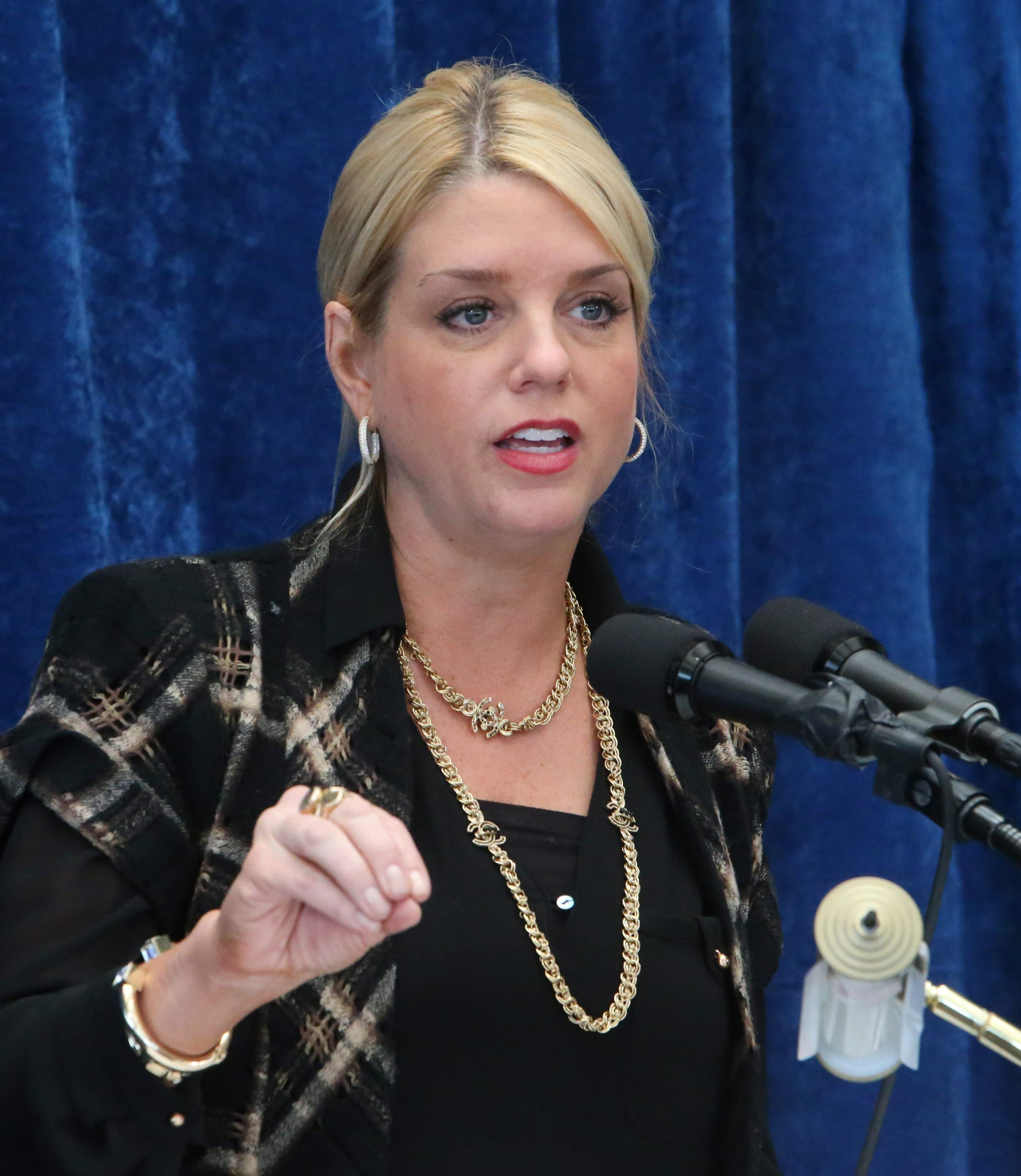 does pam bondi smoke cigarettes Editorial: Bondi should stop fighting smokable medicial marijuana