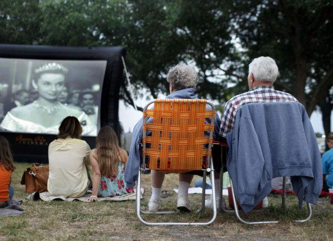 This is the 10th year that you can hear local musicians and see movies at St. Petersburg's Straub Park every Thursday in October. Times (2011) This is the 10th year that you can hear local musicians and see movies at St. Petersburg's Straub Park every Thursday in October. Times (2011)